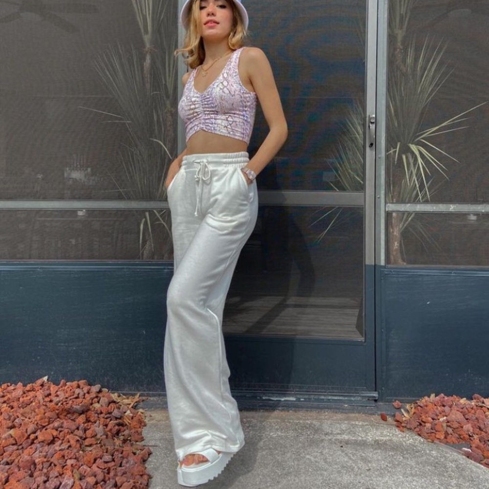 White pants with wide leg
